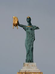 Скульптура Медея с золотым руном, Батуми