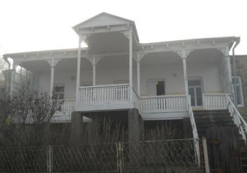 Дом-музей Иванэ Джавахишвили, Ховле