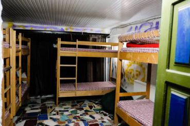 Двухъярусная кровать в общем номере для мужчин и женщин