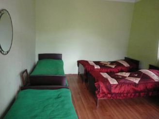 Односпальная кровать в общем номере с 4 кроватями