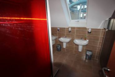 Двухместный номер с 2 отдельными кроватями и общей ванной комнатой