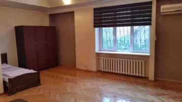 Трехместный номер с основными удобствами и общей ванной комнатой
